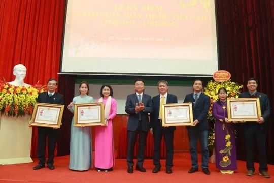 Phó Thủ tướng Lê Thành Long thăm và chúc mừng Bệnh viện Hữu nghị Việt Đức nhân Ngày Thầy thuốc Việt Nam 