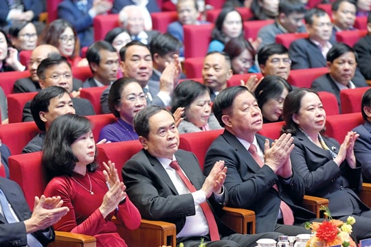 Chủ tịch Quốc hội Trần Thanh Mẫn: Luôn xứng đáng “Thầy thuốc như mẹ hiền”, tạo nên “Bản hùng ca người chiến sĩ áo trắng”