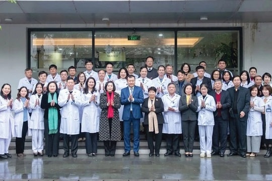 Phó Chủ tịch Quốc hội Nguyễn Thị Thanh thăm, chúc mừng Ngày Thầy thuốc Việt Nam tại Bệnh viện Ung bướu Hà Nội và Viện Vệ sinh Dịch tễ Trung ương