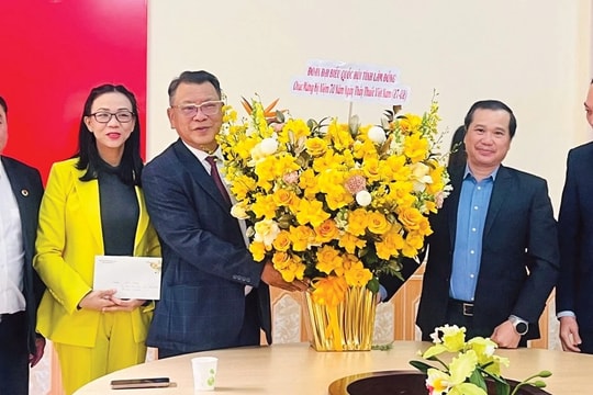 Đoàn ĐBQH tỉnh Lâm Đồng thăm, chúc mừng Ngày Thầy thuốc Việt Nam