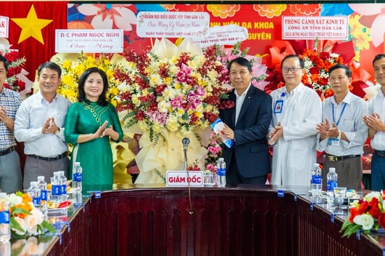 Đoàn ĐBQH tỉnh Đắk Lắk thăm, chúc mừng các cơ sở y tế nhân Ngày Thầy thuốc Việt Nam