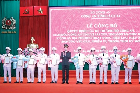Công an tỉnh Lào Cai công bố các quyết định về sắp xếp, tinh gọn bộ máy theo mô hình mới