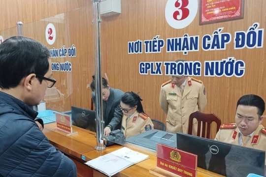 Cảnh sát giao thông tiếp nhận gần 400 hồ sơ cấp, đổi giấy phép lái xe trong ngày đầu tiên