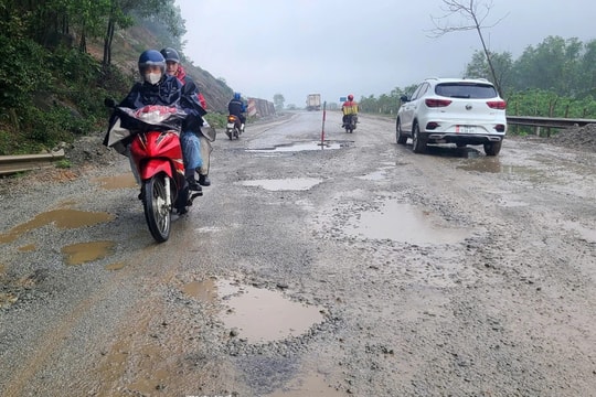 Nhiều vị trí trên tuyến đường ven biển Hà Tĩnh xuống cấp nghiêm trọng