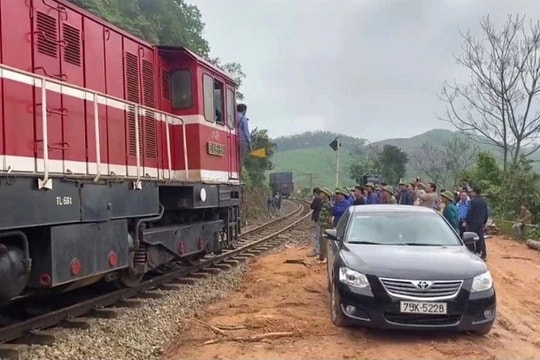 Thông tuyến đường sắt Bắc - Nam sau sự cố lật tàu hàng tại Hà Tĩnh