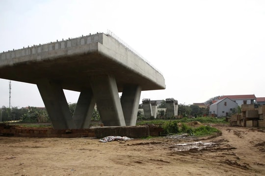 Gỡ vướng mặt bằng để tái khởi động dự án cầu vượt đường sắt trung tâm Đồng Hới