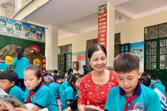 Miễn học phí: "Tôi mừng lắm vì giờ không phải đi vay tiền đóng học phí cho con"