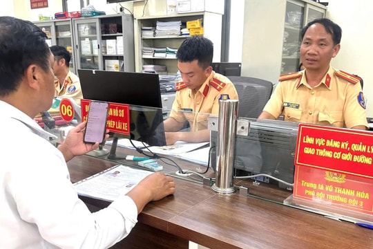 Sẵn sàng làm thêm giờ phục vụ người dân