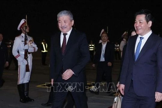 Thủ tướng Cộng hòa Kyrgyzstan Adylbek Kasymaliev đến Hà Nội, bắt đầu thăm chính thức Việt Nam