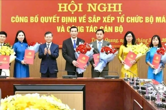 Tuyên Quang công bố các quyết định về sắp xếp tổ chức bộ máy và công tác cán bộ