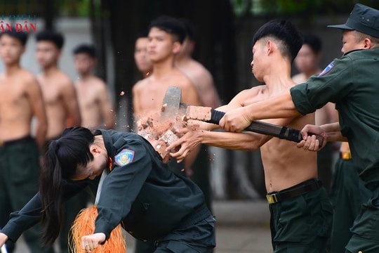 'Bông hồng thép' Cảnh sát đặc nhiệm uốn cong thương sắt nhọn bằng yết hầu, công phá gạch bằng bàn tay