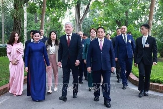 Thủ tướng Phạm Minh Chính và Thủ tướng Cộng hòa Kyrgyzstan thăm Khu di tích Chủ tịch Hồ Chí Minh