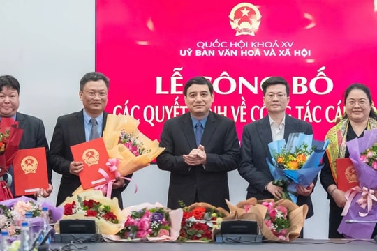 Ủy ban Văn hóa và Xã hội công bố và trao các quyết định về công tác tổ chức, cán bộ