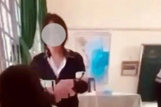 Đắk Lắk: Nữ sinh lớp 10 đánh bạn, mang chích điện ra doạ