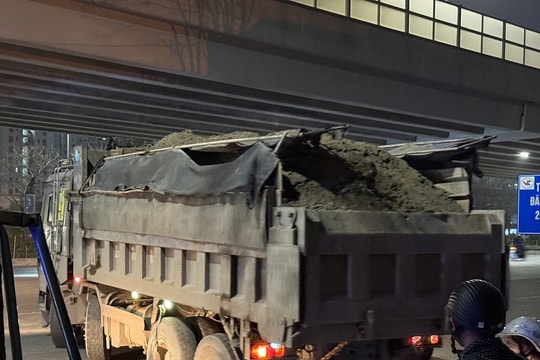 Cảnh sát giao thông Hà Nội xử lý xe chở quá tải trên 150%