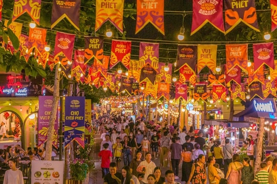 Đến Cát Bà mùa hè xem show Jetski bắn pháo hoa lớn nhất thế giới