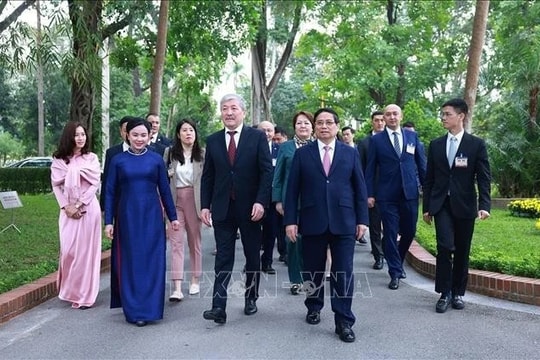 Thủ tướng Phạm Minh Chính và Thủ tướng Kyrgyzstan thăm Khu di tích Chủ tịch Hồ Chí Minh