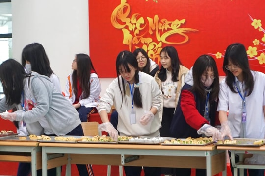 Học sinh Trường Chuyên Amsterdam tổ chức sự kiện làm bánh gây quỹ từ thiện