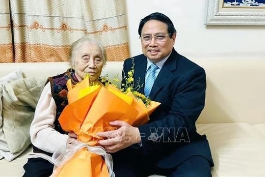 Thủ tướng Phạm Minh Chính thăm nguyên Phó Chủ tịch nước Nguyễn Thị Bình