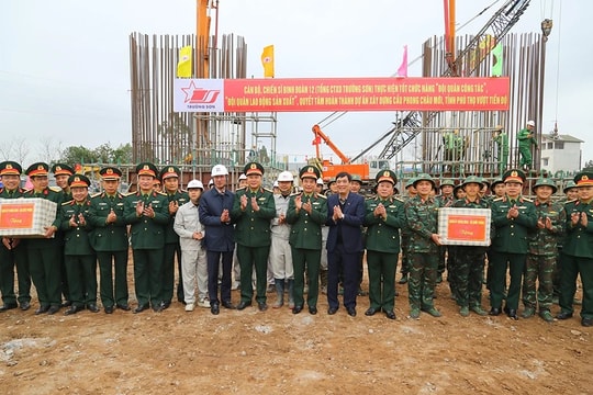 Bộ trưởng Bộ Quốc phòng Phan Văn Giang thăm, động viên các lực lượng thi công cầu Phong Châu mới