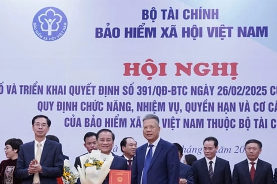 BHXH Việt Nam: Công bố và trao Quyết định Giám đốc BHXH các khu vực