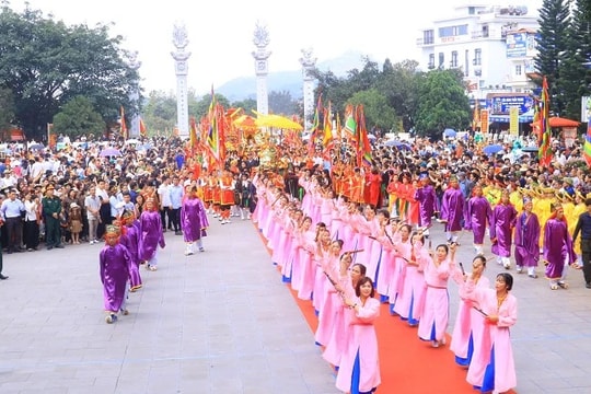 Khơi dậy sức mạnh đại đoàn kết dân tộc, hướng về nguồn cội