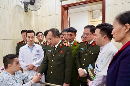Giám đốc Công an thành phố Hà Nội thăm, động viên cán bộ bị thương trong khi làm nhiệm vụ