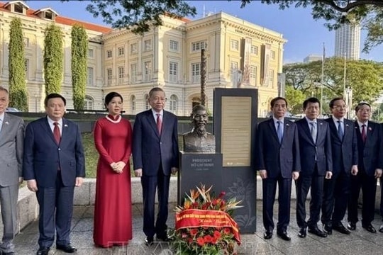 Tổng Bí thư Tô Lâm dâng hoa tưởng niệm Chủ tịch Hồ Chí Minh ở Bảo tàng Văn minh châu Á, Singapore