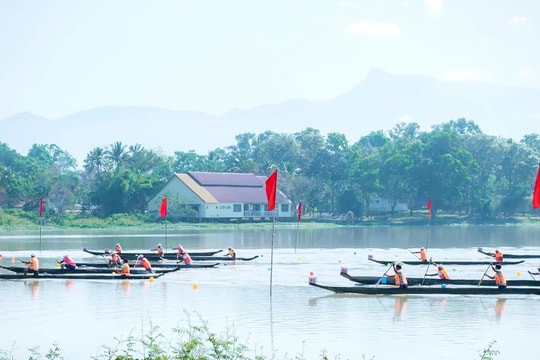 Sôi nổi Hội đua thuyền độc mộc huyện Lắk