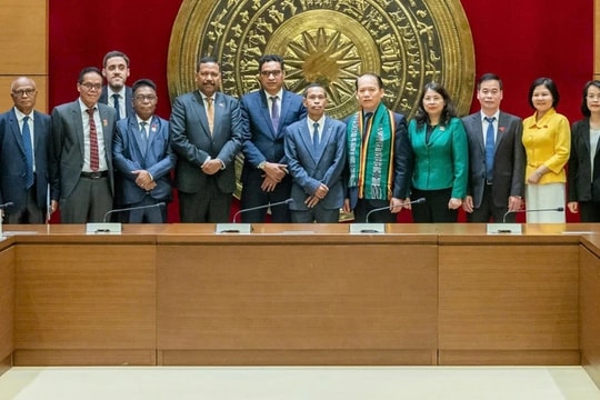 Chủ nhiệm Ủy ban Pháp luật và Tư pháp Hoàng Thanh Tùng tiếp Đoàn Ủy ban A về các vấn đề Hiến pháp và Tư pháp Timor-Leste