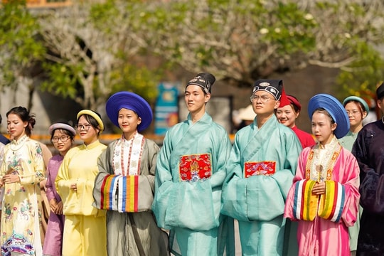 Chuỗi hội thảo, quảng diễn, trình diễn tôn vinh áo dài Huế