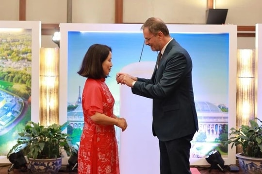 Nữ giảng viên Trường Đại học Kiến trúc Hà Nội nhận Huân chương Cành cọ hàn lâm của Chính phủ Pháp