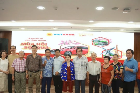 Khách hàng trúng thưởng ô tô tiền tỷ từ Vietbank