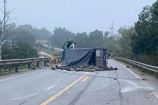 Xe tải va chạm mô tô, 2 mẹ con cô giáo tử vong thương tâm