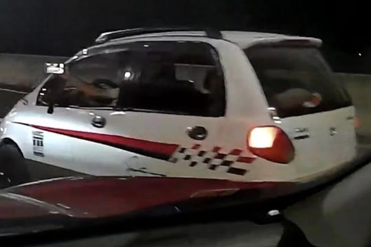 Tài xế dùng điện thoại quay cảnh bên đường bị phạt 5 triệu đồng, trừ 4 điểm giấy phép lái xe