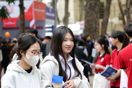 Phụ huynh và học sinh vượt trăm cây số về Hà Nội tham dự Ngày hội tư vấn tuyển sinh - hướng nghiệp