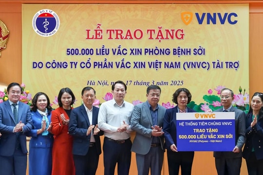 Hệ thống tiêm chủng VNVC trao tặng nửa triệu liều vaccine sởi cho Bộ Y tế