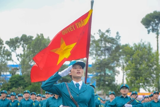 Nữ chiến sĩ "vượt nắng" tập luyện diễu binh, diễu hành phục vụ Lễ kỷ niệm 50 năm Ngày Giải phóng miền Nam