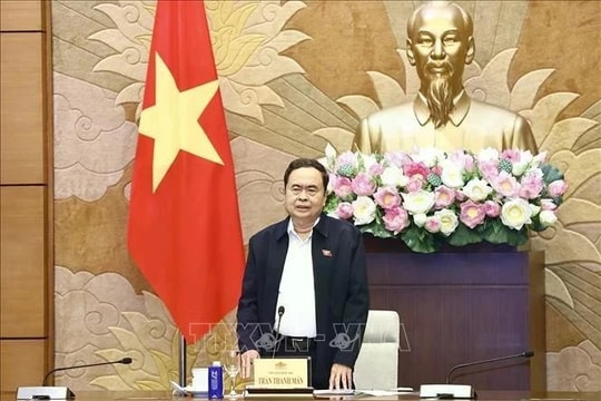 Top legislator hosts various-tenure NA representatives from Soc Trang