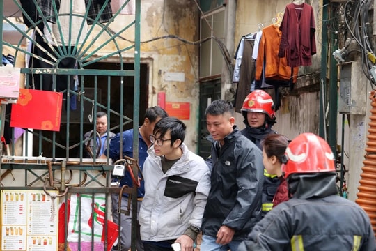Hà Nội: Cháy ở khu tập thể lâu đời, người dân vội ôm “sổ đỏ” chạy ra ngoài