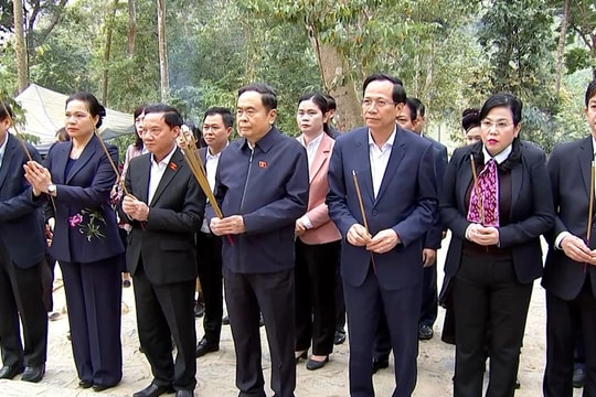 Chủ tịch Quốc hội Trần Thanh Mẫn dâng hương tưởng nhớ Chủ tịch Hồ Chí Minh tại Khu Di tích lịch sử quốc gia đặc biệt Tân Trào