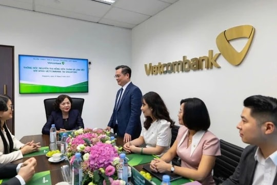 Thống đốc Ngân hàng Nhà nước Việt Nam thăm và làm việc với Văn phòng đại diện Vietcombank tại Singapore