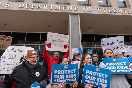 Dư luận phản ứng khi Tổng thống Donald Trump chuẩn bị đóng cửa Bộ Giáo dục