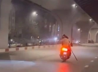 Truy đến cùng nhóm 3 thiếu niên cầm hung khí, phóng xe điên cuồng giữa đêm khuya tại Hà Nội