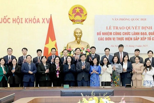 Văn phòng Quốc hội trao quyết định bổ nhiệm cán bộ, công chức lãnh đạo quản lý các vụ, đơn vị thực hiện sắp xếp về tổ chức