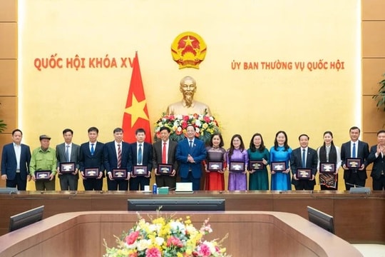 Mong muốn các thế hệ ĐBQH tỉnh Sơn La tiếp tục giữ vững tinh thần trách nhiệm, lan tỏa ngọn lửa cống hiến