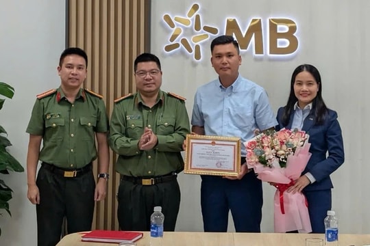 Đối tượng trong đường dây lừa đảo xuyên quốc gia bị bắt khi đến giao dịch tại ngân hàng