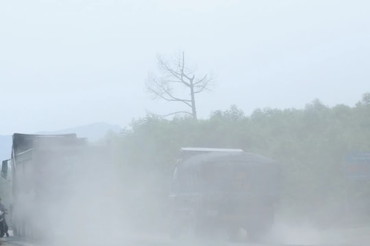 Hà Tĩnh: Cần chấn chỉnh tình trạng xe chở vật liệu phóng nhanh, vượt ẩu trên quốc lộ 12C