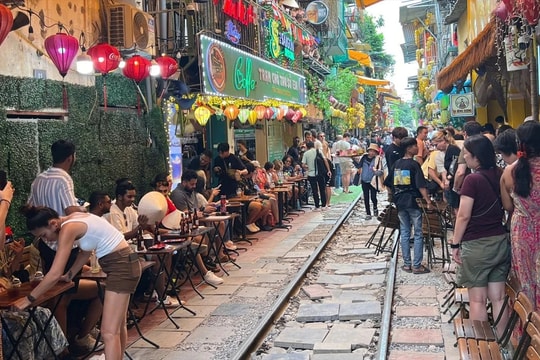 Bất chấp nguy hiểm, phố cà phê đường tàu vẫn đông khách "check in"