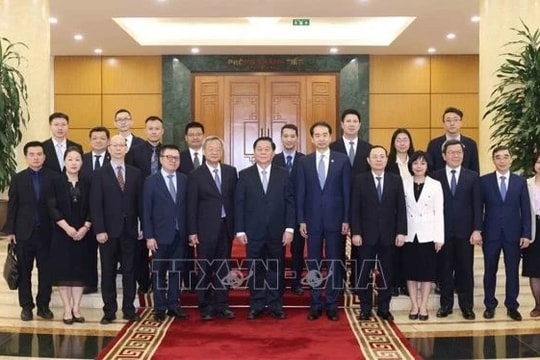 Trưởng ban Tuyên giáo và Dân vận Trung ương Nguyễn Trọng Nghĩa tiếp đoàn đại biểu Nhân dân nhật báo Trung Quốc